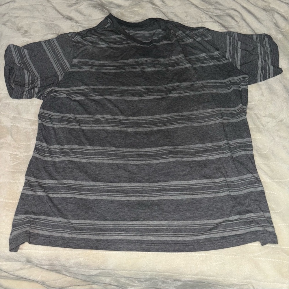 No tag men’s stripped tee
